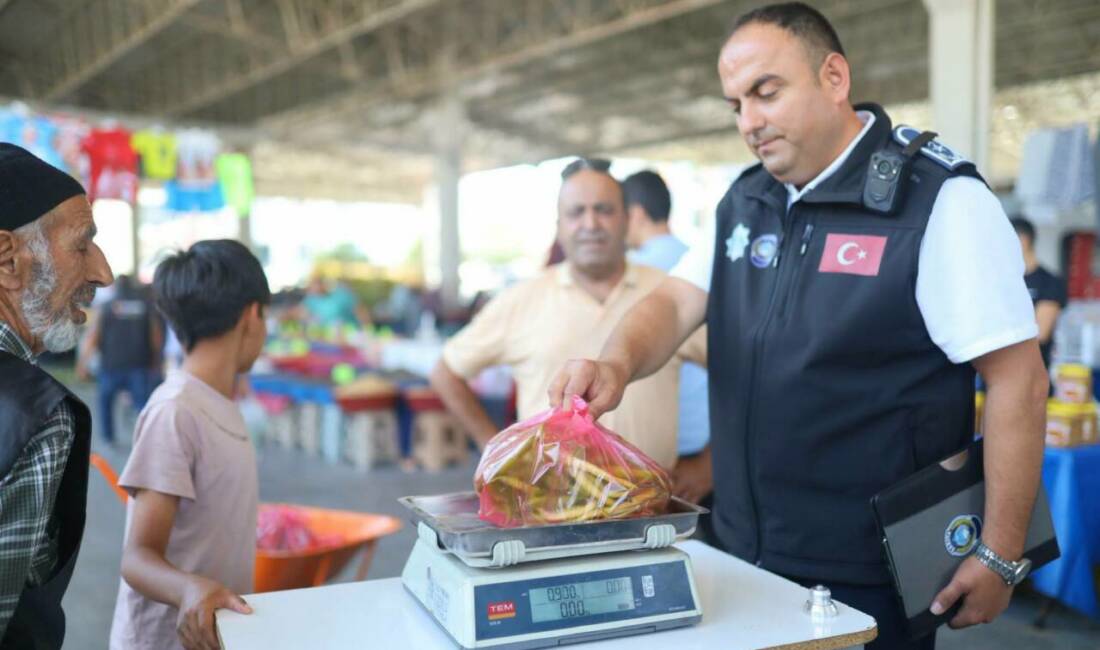 Semt pazarında zabıta denetimleri aralıksız sürüyor Vatandaşların güvenli, sağlıklı ve düzenli bir ortamda alışveriş yapabilmesi amacıyla